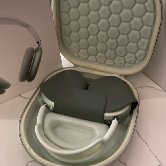 Apple Airpods Max BUNDLE (box, stand,smart case, travel case, headphones) - Picture 9 of 10